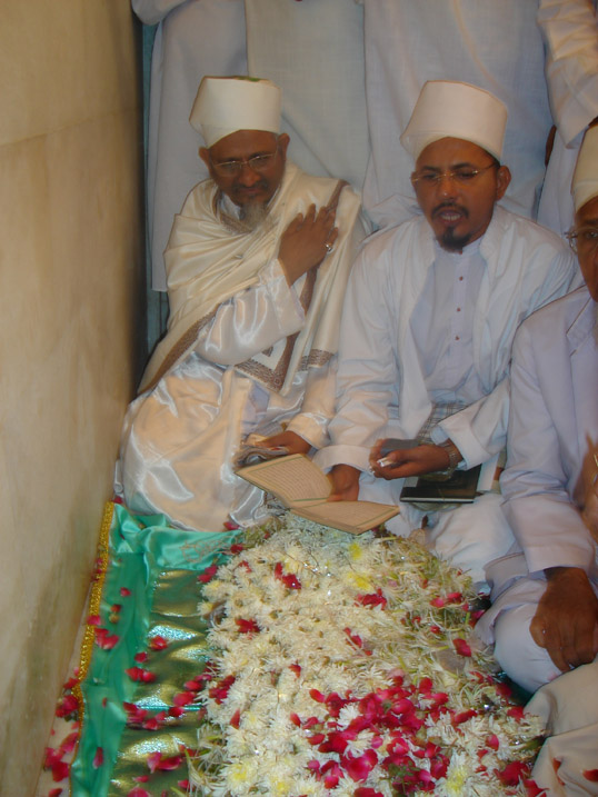 Bayt Khwaani and Ghilaaf poshi at the place of Qabr e Anwar